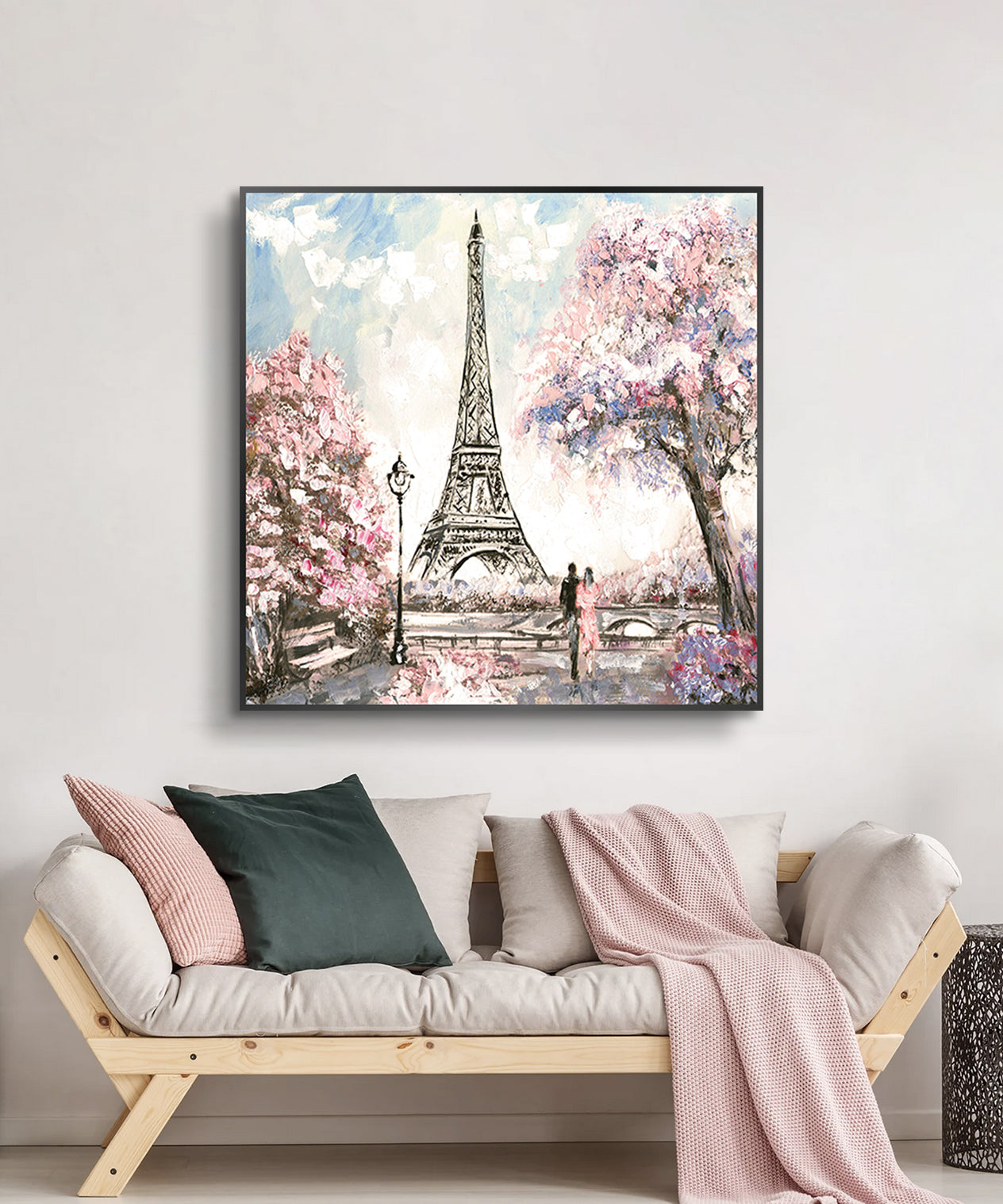 Cuadro Torre Eiffel con pareja en salón moderno sobre sofá gris — decoración de pared romántica, Massinart