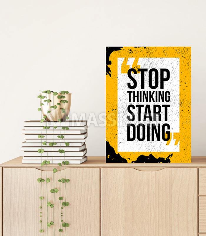 Cuadro Stop Thinking Start Doing — tipografía minimalista en negro, blanco y amarillo, decoración mural moderna para despacho o salón