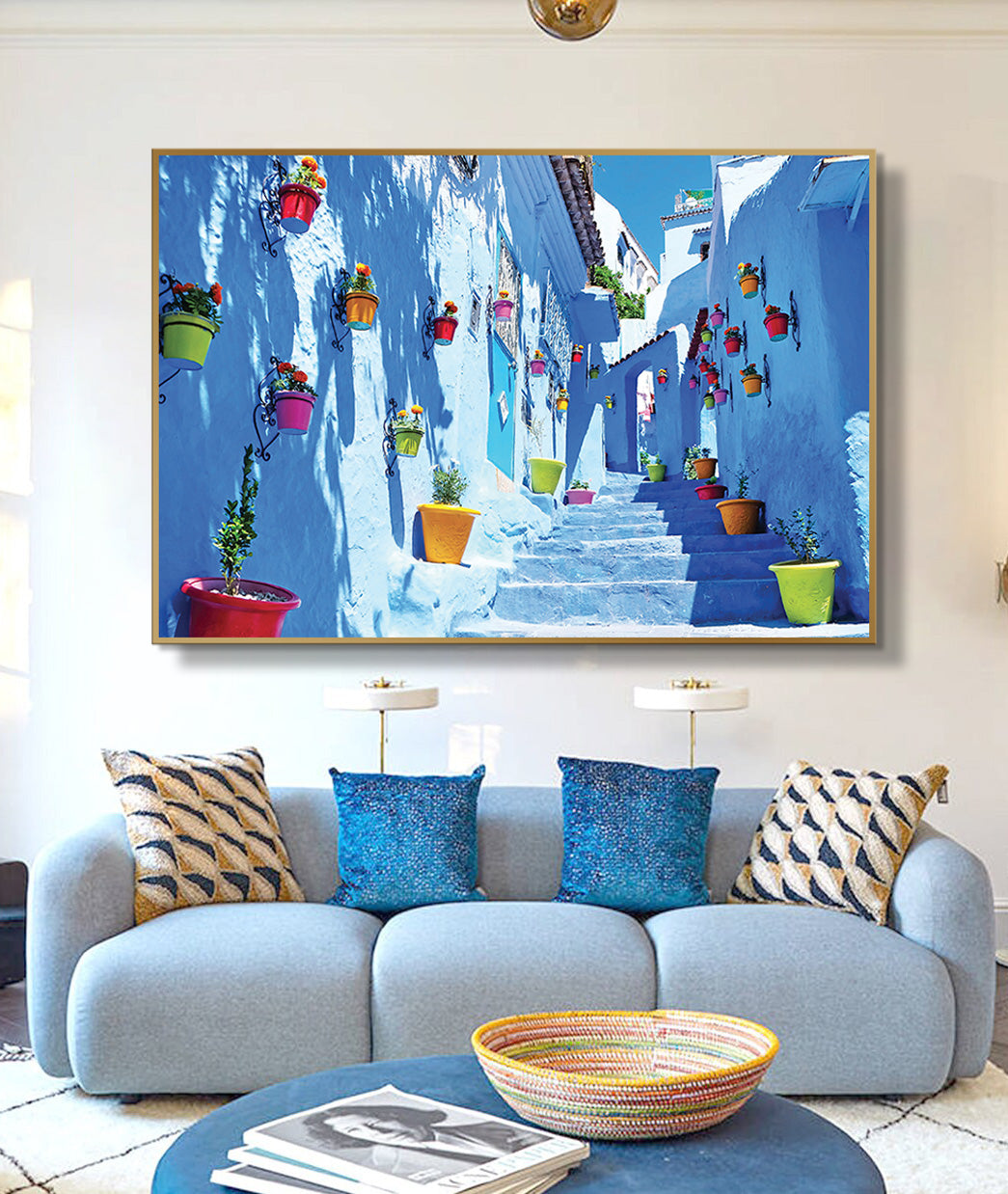 Decoración de interiores — cuadro calle azul de Chefchaouen con macetas, ambiente de viaje y estilo mediterráneo, Massinart