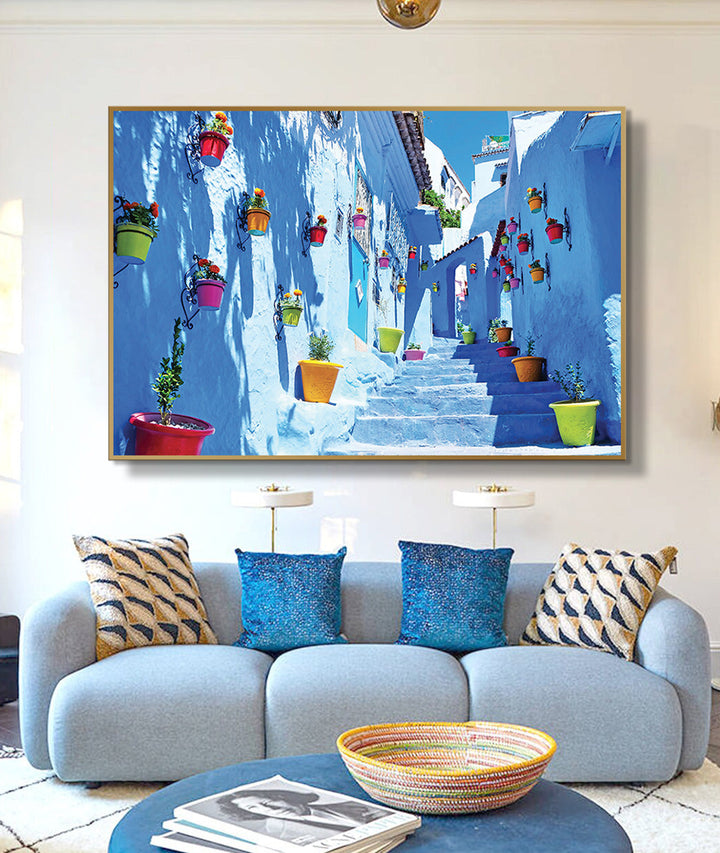 Decoración de interiores — cuadro calle azul de Chefchaouen con macetas, ambiente de viaje y estilo mediterráneo, Massinart