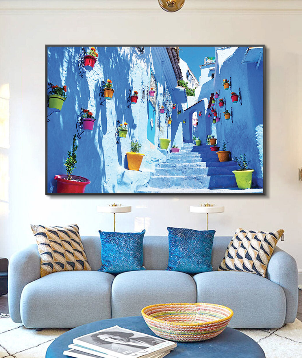 Cuadro Chafchaouen City en salón moderno — lienzo sobre sofá gris, decoración de pared con fotografía marroquí, Massinart