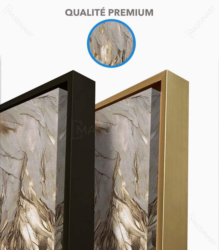 Tríptico alas de ángel doradas en decoración de salón moderno — Massinart