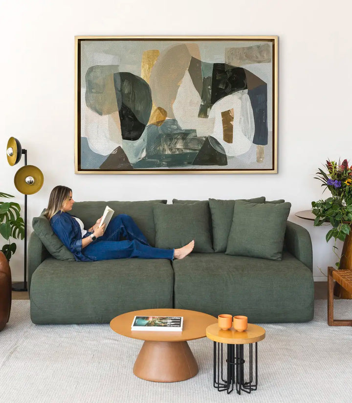 Cuadro Silt Massinart — ambientación en salón moderno sobre sofá verde