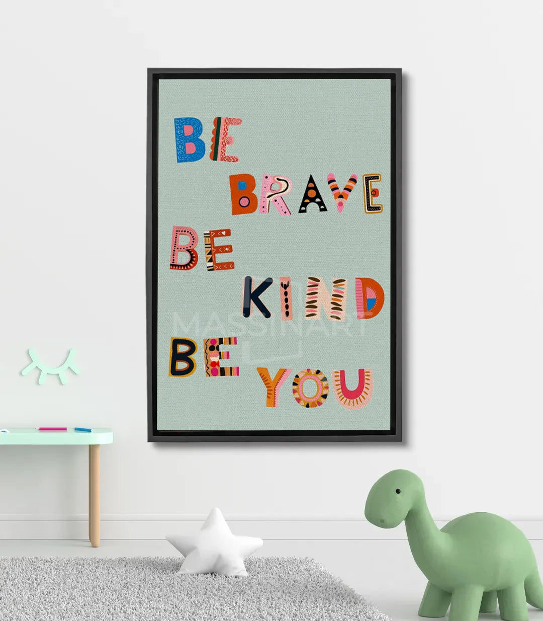 Cuadro Be Brave de Massinart — tipografía motivacional colorida sobre fondo verde salvia