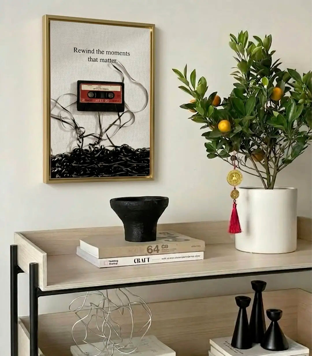 Cuadro casete vintage en salón moderno — lienzo decorativo colgado en pared con planta verde y decoración interior Massinart