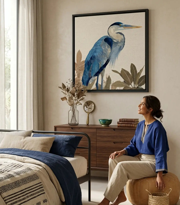 Cuadro garza azul en salón — lienzo sobre mueble de madera, decoración interior moderna, Massinart