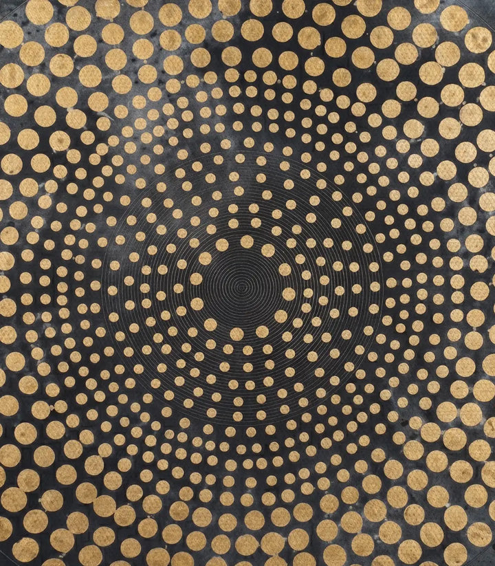 Cuadro abstracto negro y dorado sobre consola de entrada en interior contemporáneo