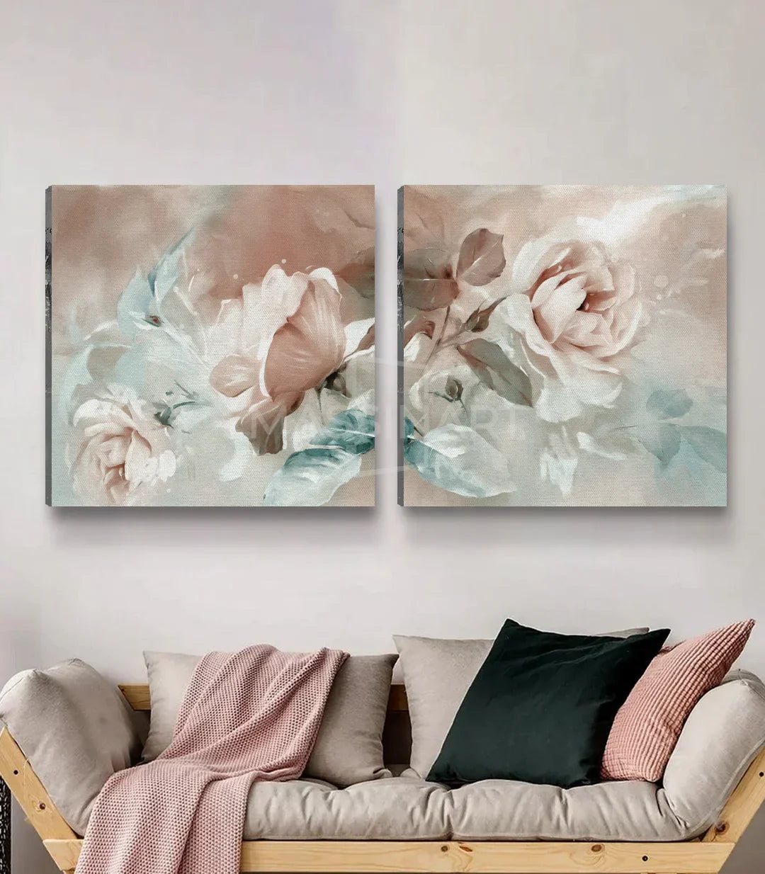 Cuadro Bloom díptico en salón moderno — detalle de la decoración en pared con marco negro, Massinart
