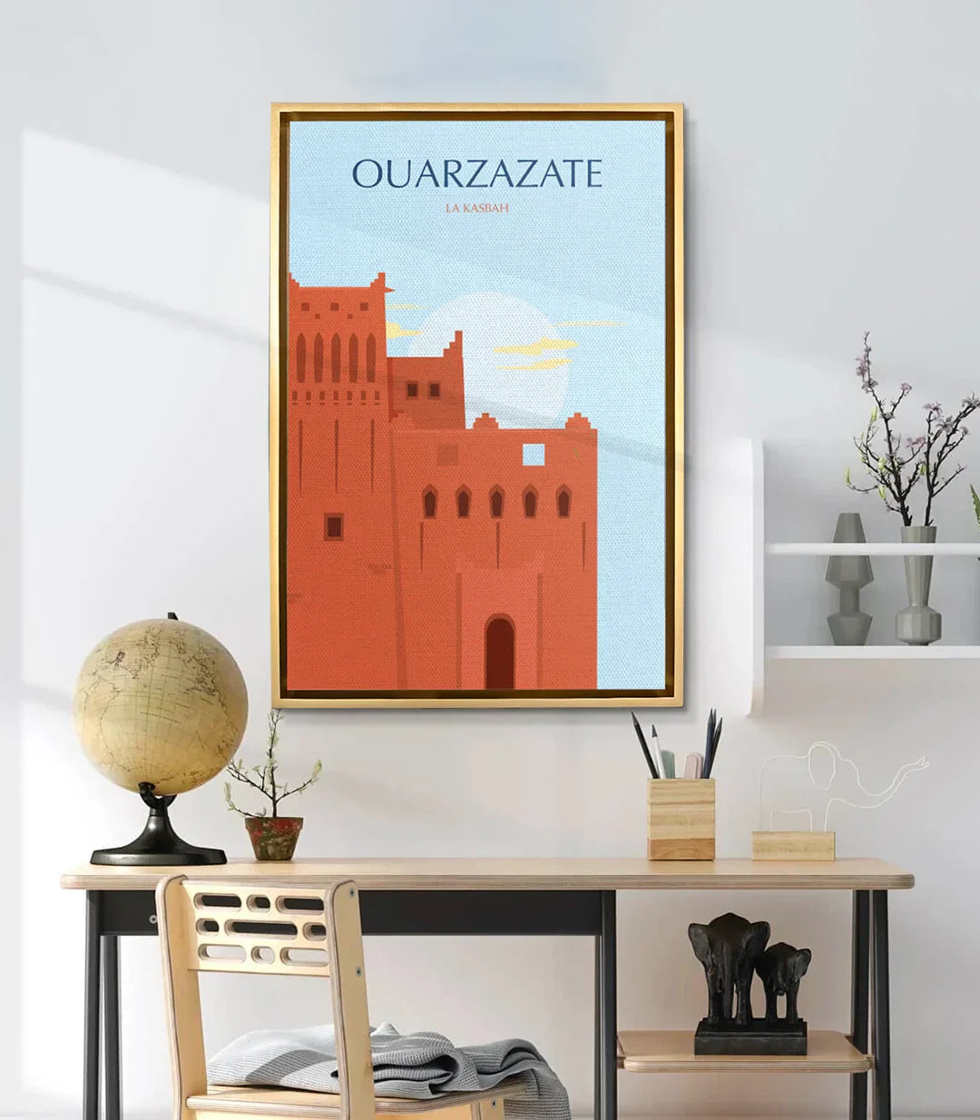 Ambientación salón moderno con cuadro La Kasbah sobre un escritorio — Massinart