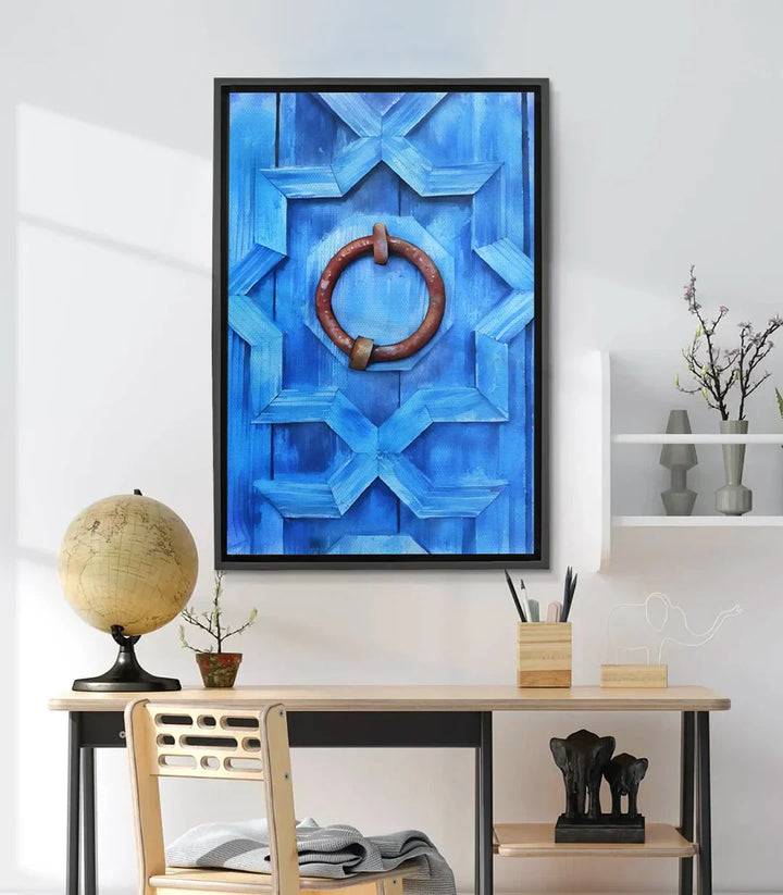 Cuadro de puerta marroquí azul con detalles geométricos y llamador tradicional - Massinart