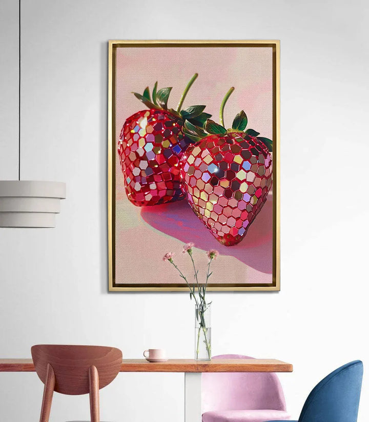 Cuadro fresas pop-art en un salón moderno sobre mesa de madera — decoración mural contemporánea Massinart