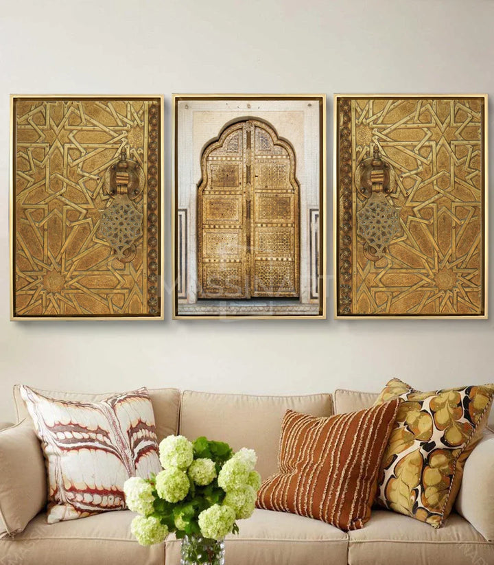 Cuadro puerta oriental dorada zellige — panel central tríptico