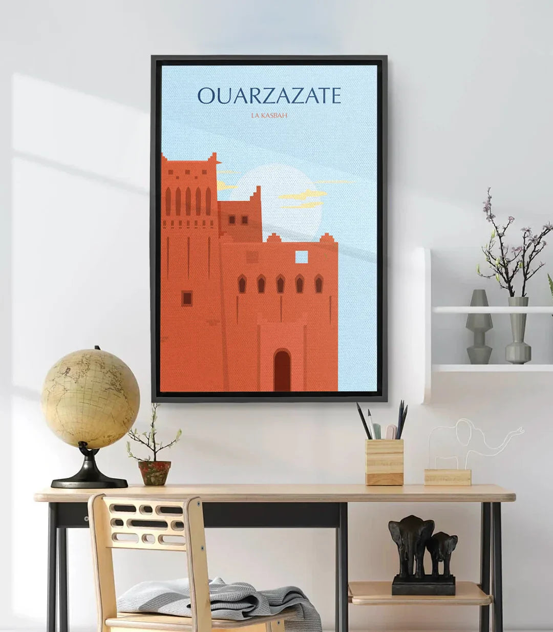 Cuadro decorativo Kasbah Ouarzazate minimalista, arquitectura terracota sobre fondo azul — Massinart