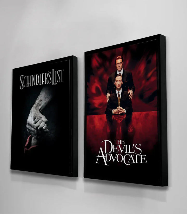 Díptico carteles de cine thriller sobre sofá de cuero negro decoración interior Massinart