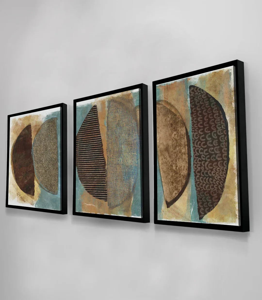 Salón decorado con tríptico Boho Massinart — paleta terracruda, beige y turquesa