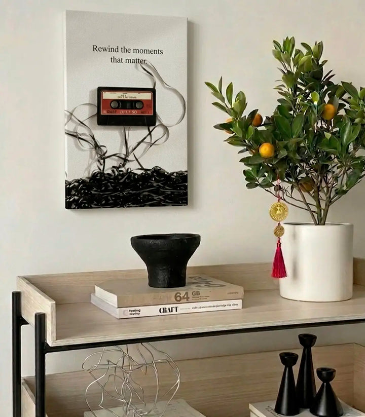 Detalle del cuadro casete vintage Massinart — texto inspirador «Rewind the moments that matter» con casete de audio retro