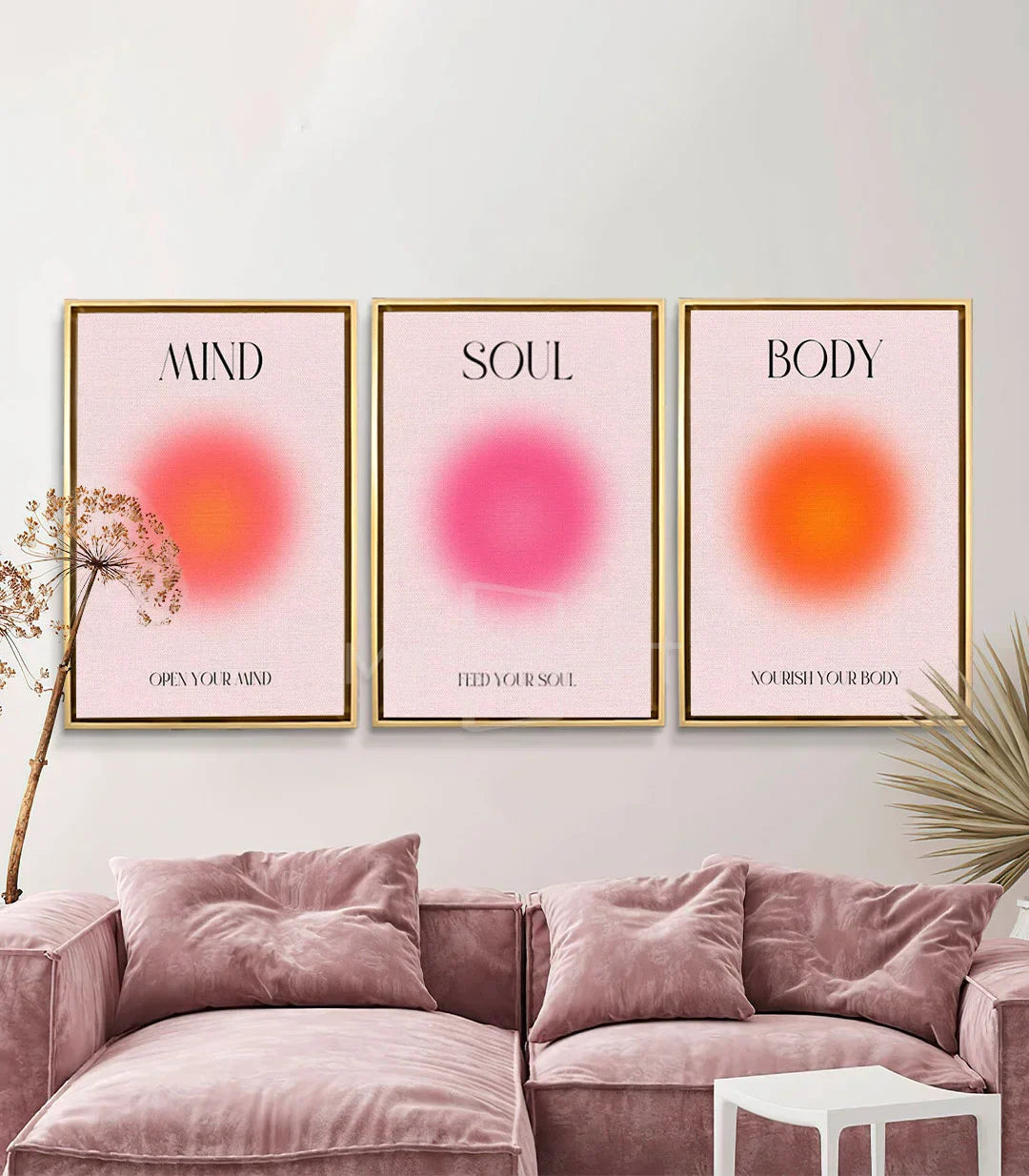 Tríptico decorativo de motivación Mind Soul Body en salón moderno con decoración minimalista