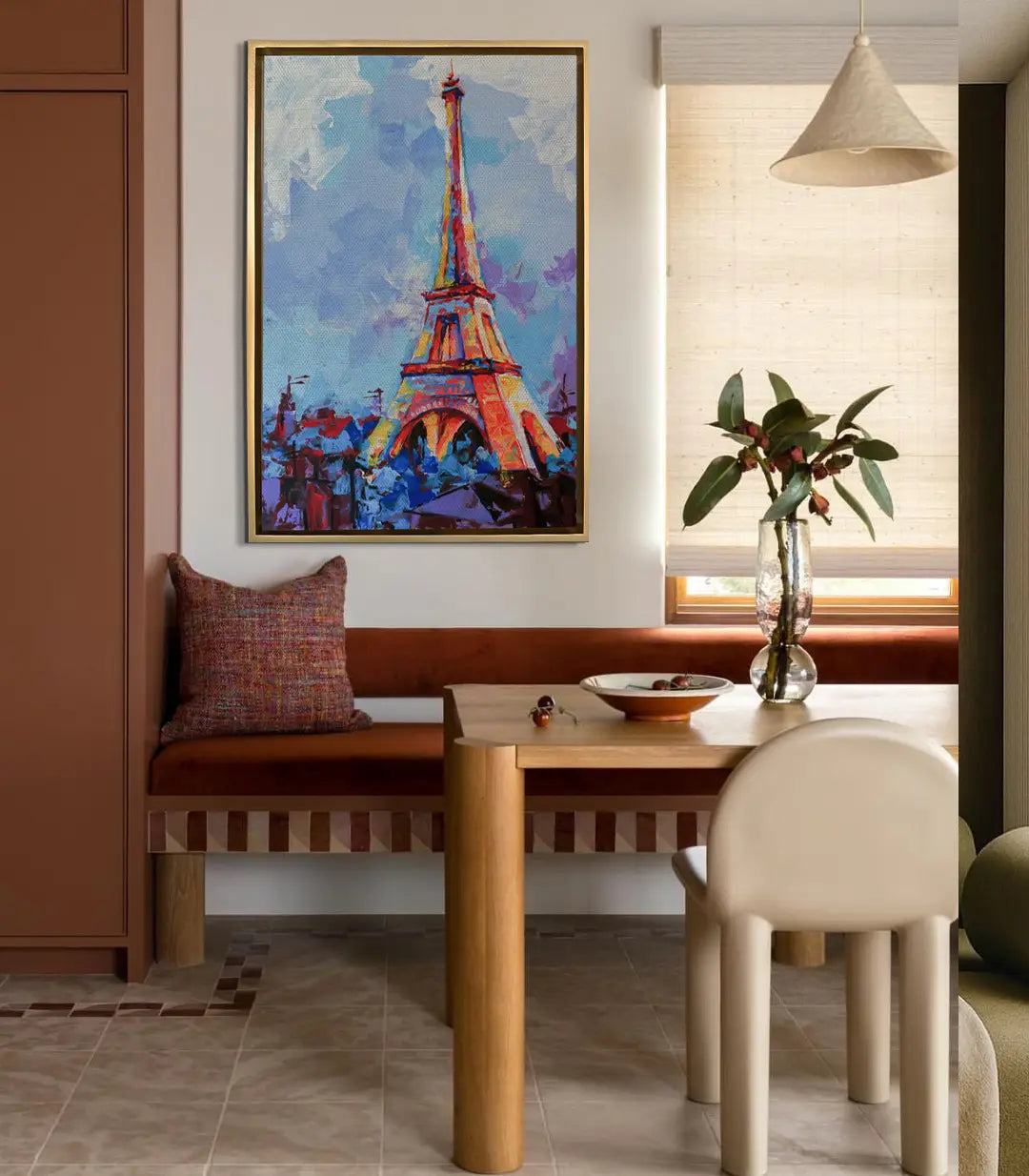 Cuadro Torre Eiffel en marco negro sobre sofá terracota en salón moderno — Massinart