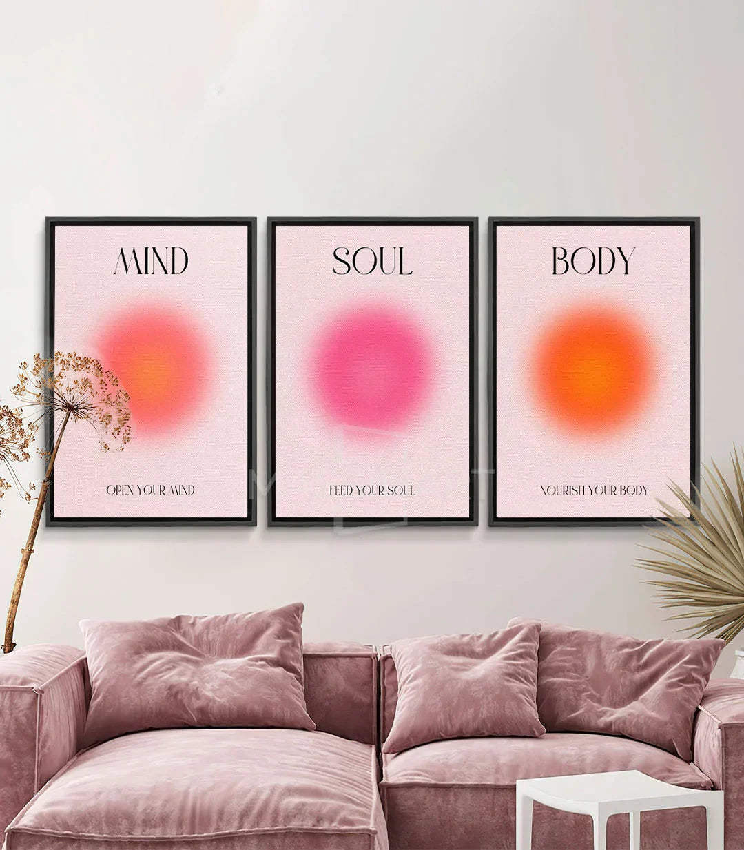 Cuadro tríptico Mind Soul Body de Massinart con degradados en rosa coral y magenta