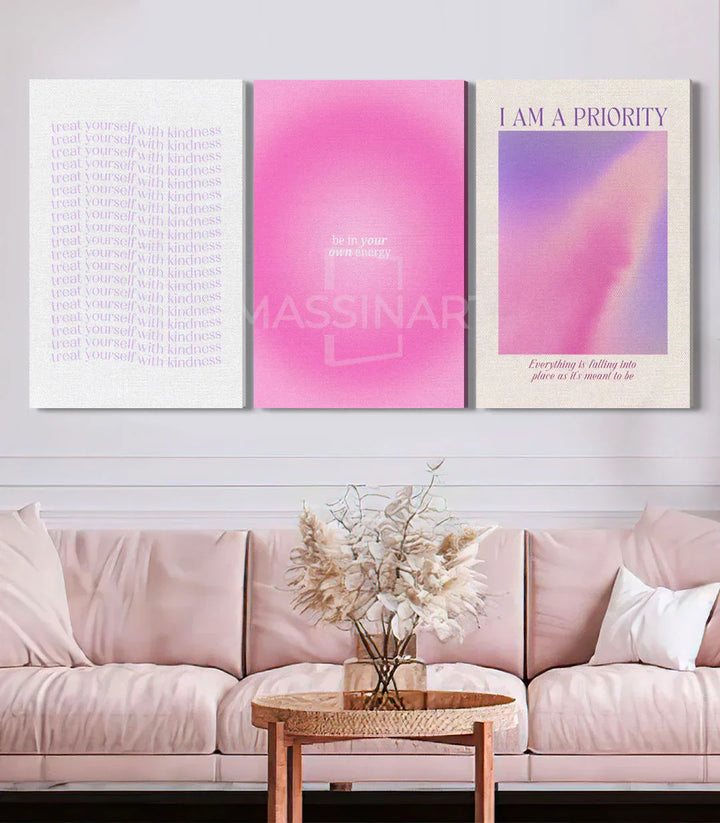 Tríptico de afirmaciones positivas en rosa expuesto en salón moderno contemporáneo — Massinart