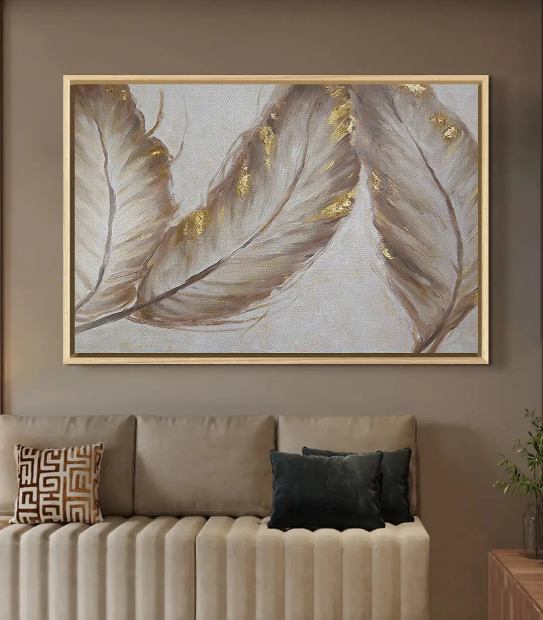 Cuadro Ivory Feathers decorando un salón con cojines dorados
