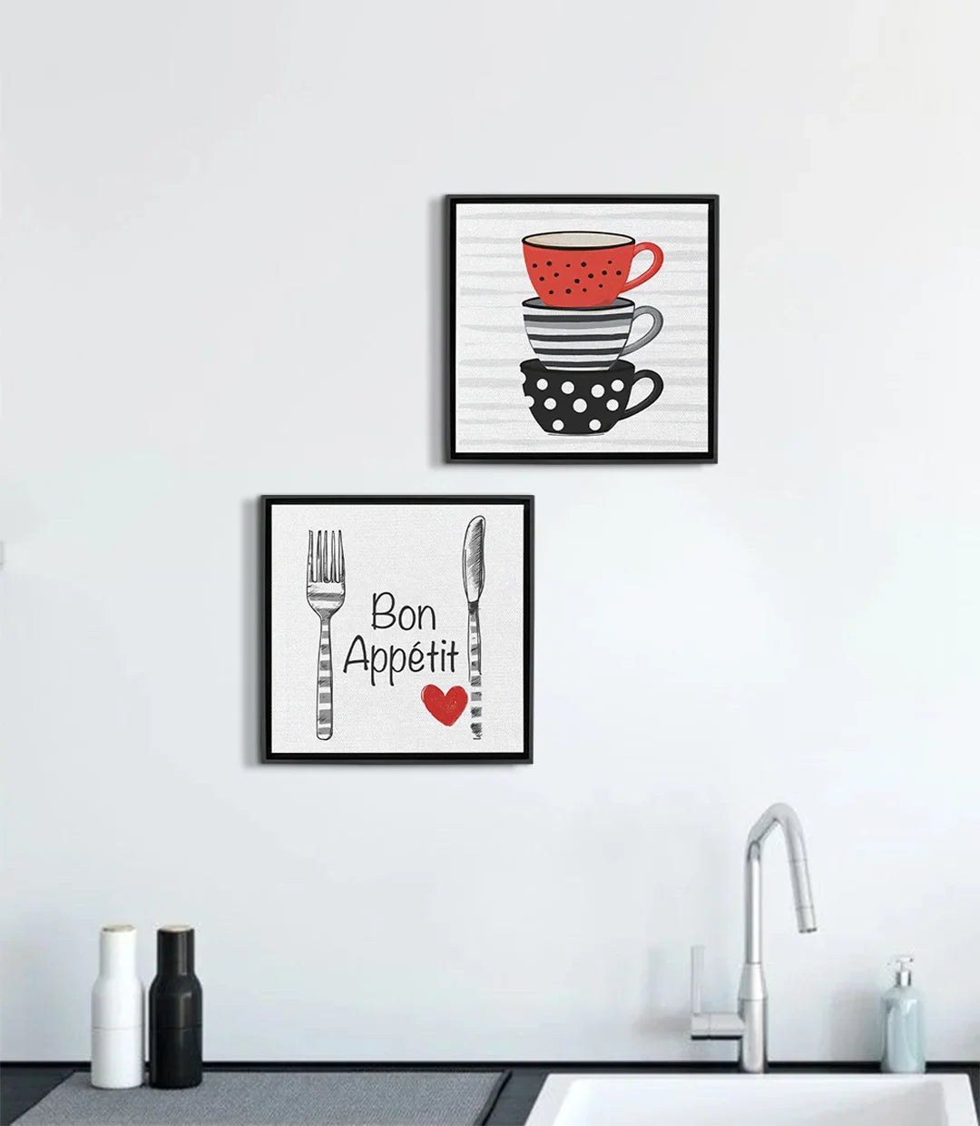Cuadro tres tazas apiladas en rojo, negro y blanco — arte decorativo para cocina