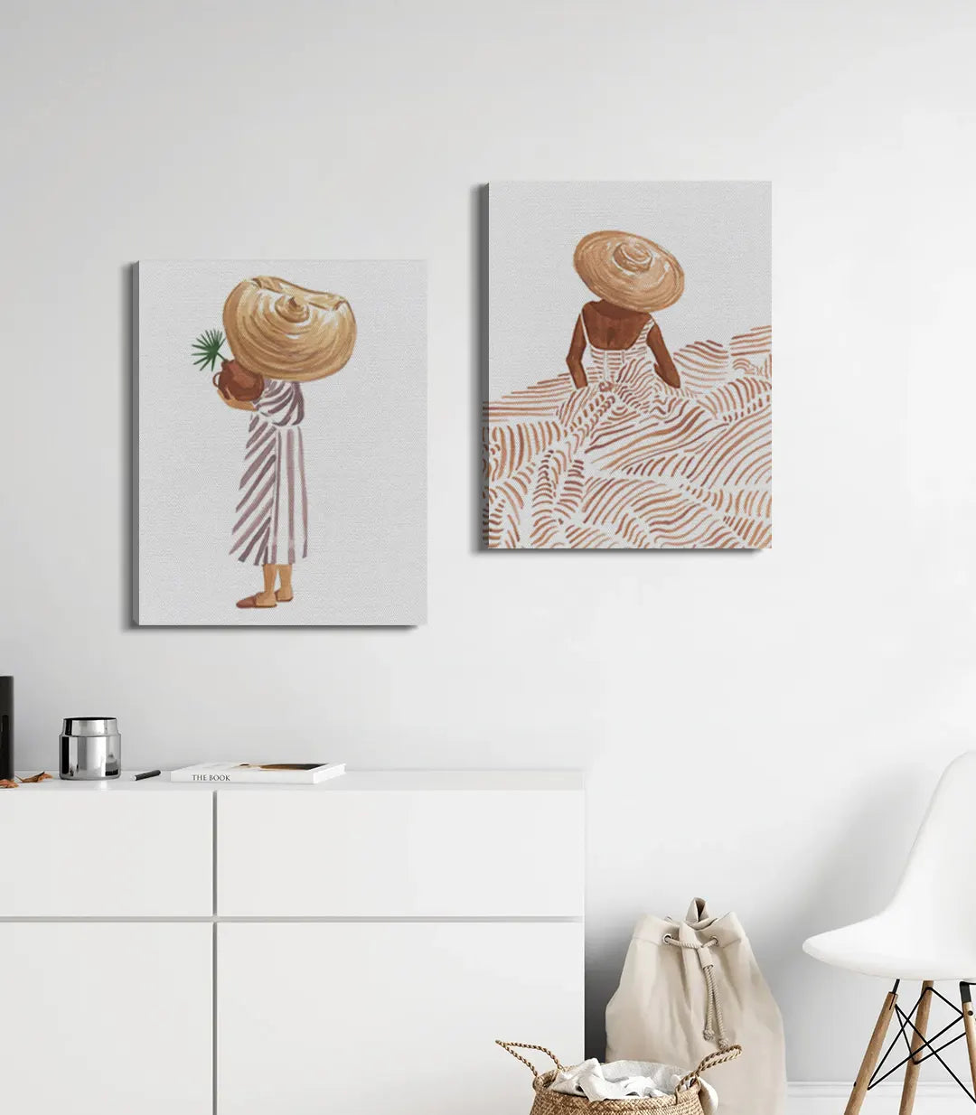 Cuadro de mujer con sombrero de paja, rayas beige y gris, estilo minimalista contemporáneo — Massinart