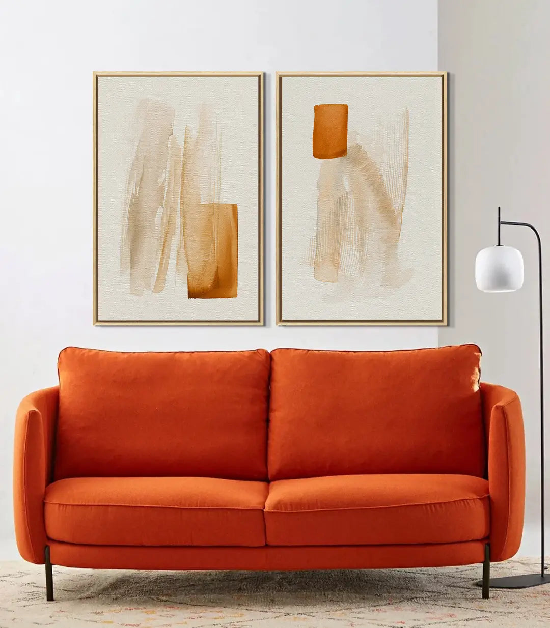 Cuadro Sunbaked díptico abstracto sobre sofá naranja en salón moderno — Massinart