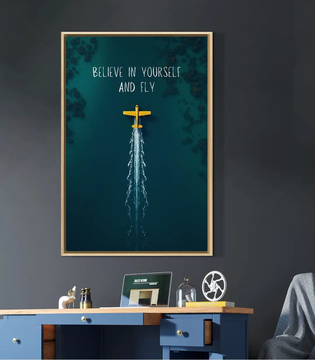 Detalle cuadro decorativo avión dorado fondo turquesa y verde — Massinart