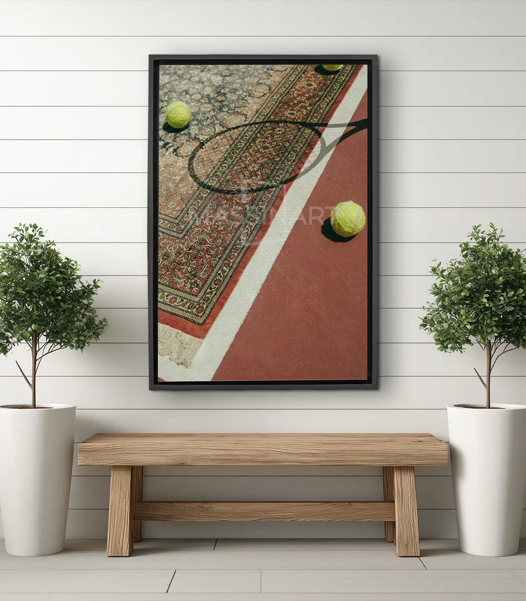 Cuadro decorativo de tenis — raqueta y pelota amarilla sobre alfombra en tonos terracota y beige, estilo photo-art, Massinart