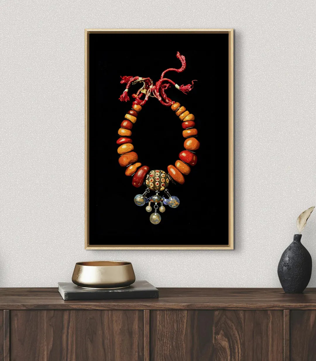 Cuadro de joya amazigh enmarcado en negro en un salón moderno, decoración étnica marroquí, Massinart