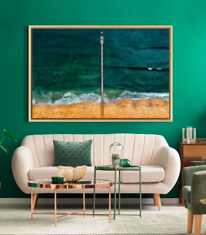 Decoración interior con el cuadro Ocean Path, paisaje costero sobre pared verde en salón — Massinart