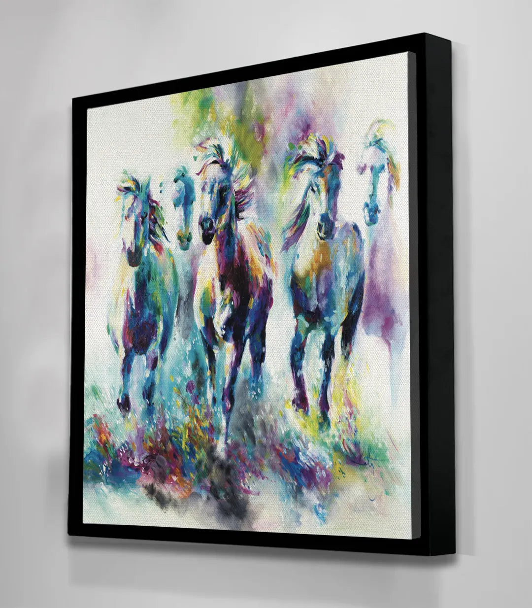 Cuadro Wild Horses en salón moderno sobre sofá azul decoración pared Massinart