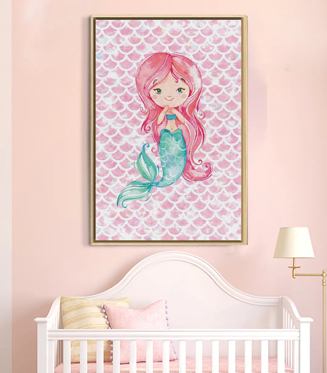 Cuadro Mermaid en interior con cama blanca, ambiente onírico Massinart