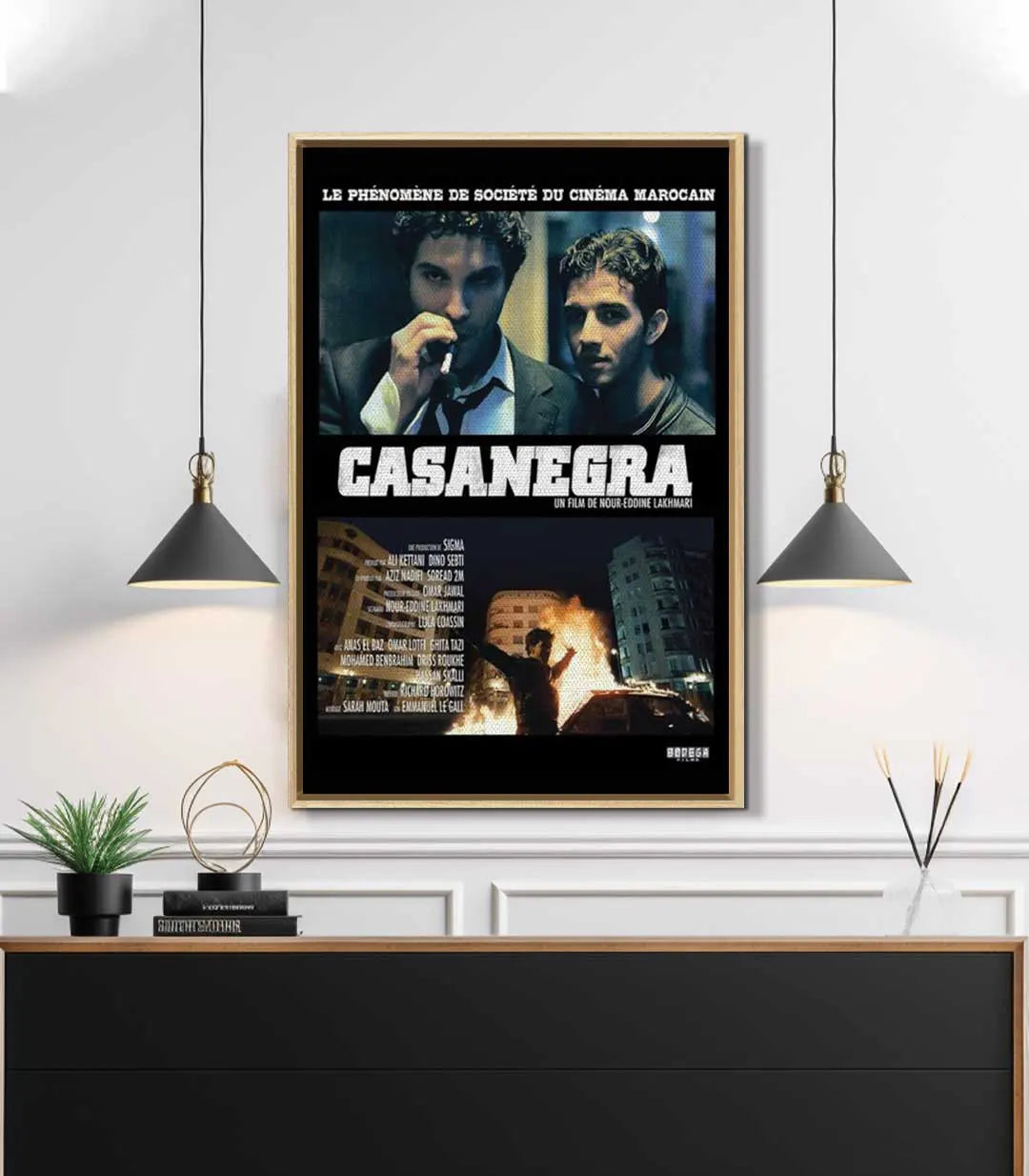 Cuadro Casanegra en salón moderno — decoración mural cinematográfica en blanco y negro