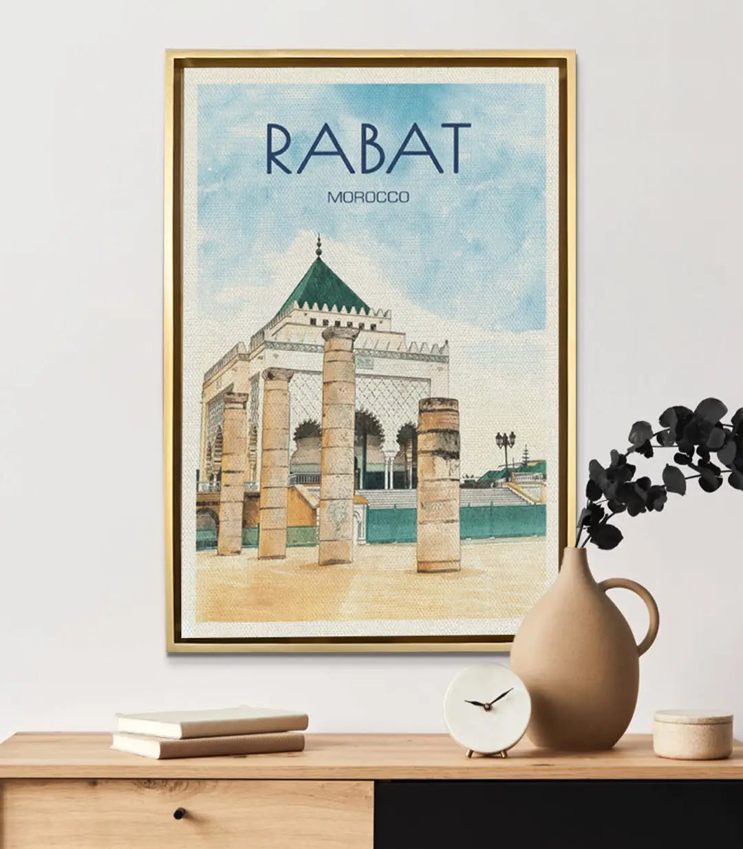 Cuadro Rabat en salón moderno — lienzo enmarcado en negro sobre consola de madera, Massinart