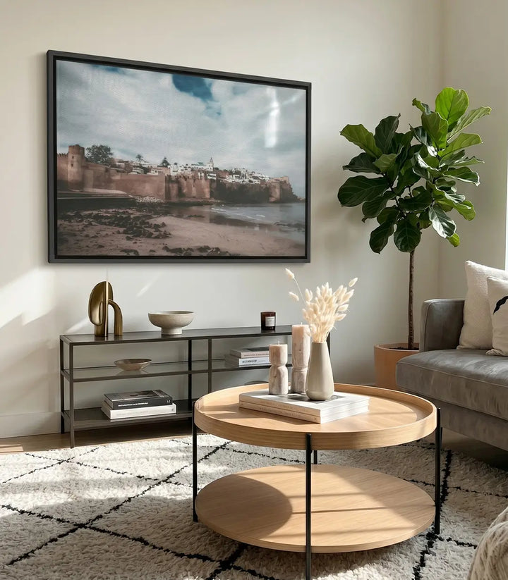 Cuadro fotográfico de la Kasbah de Rabat con fachadas ocres y océano Atlántico al fondo