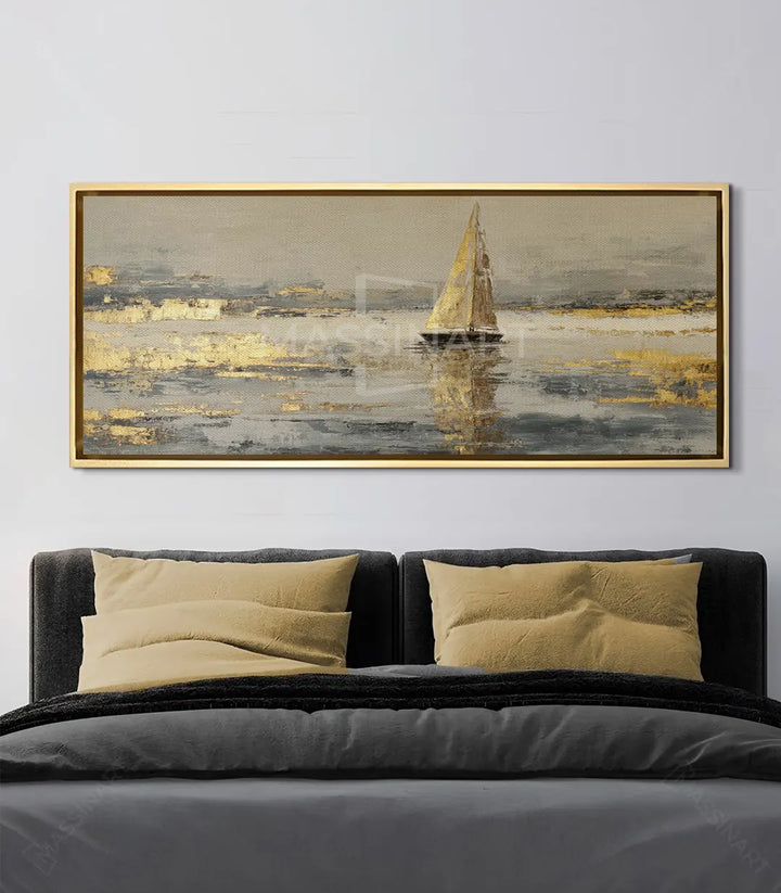 Ambientación salón — cuadro velero Sail Glow sobre la cama, decoración interior Massinart