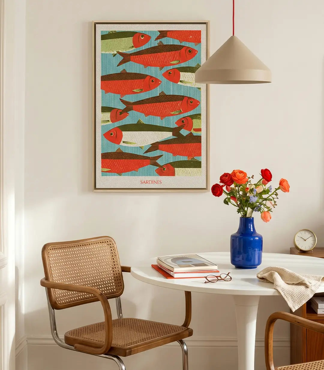 Detalle del lienzo canvas con sardinas en tonos tierra de Siena y oliva, acabado moderno