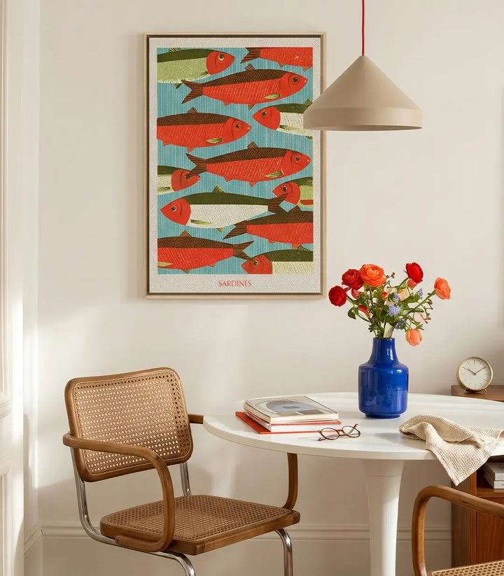 Detalle del lienzo canvas con sardinas en tonos tierra de Siena y oliva, acabado moderno