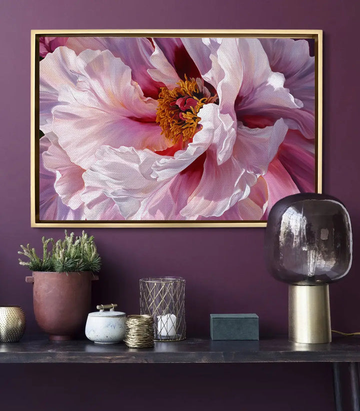 Cuadro Pétalos Rosados — ambientación en salón con pared malva, Massinart