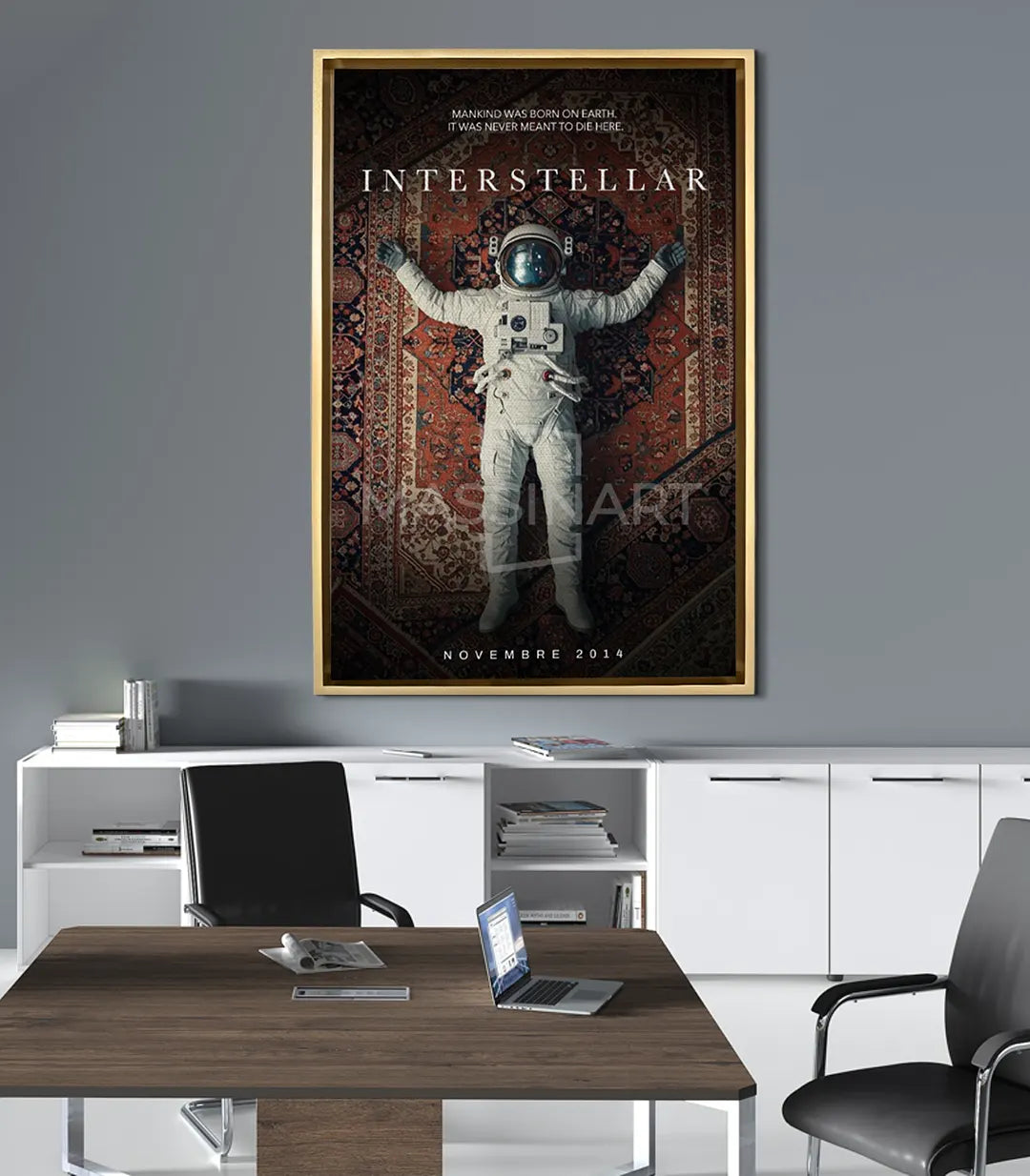Detalle del lienzo canvas Interstellar — traje espacial con fondo estelar oscuro