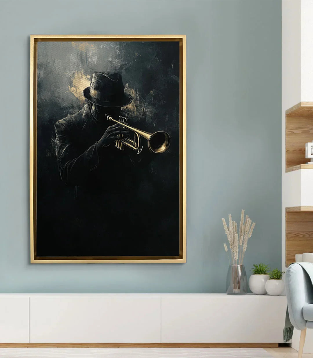 Cuadro Soul in Brass en un salón moderno con pared gris claro, decoración contemporánea