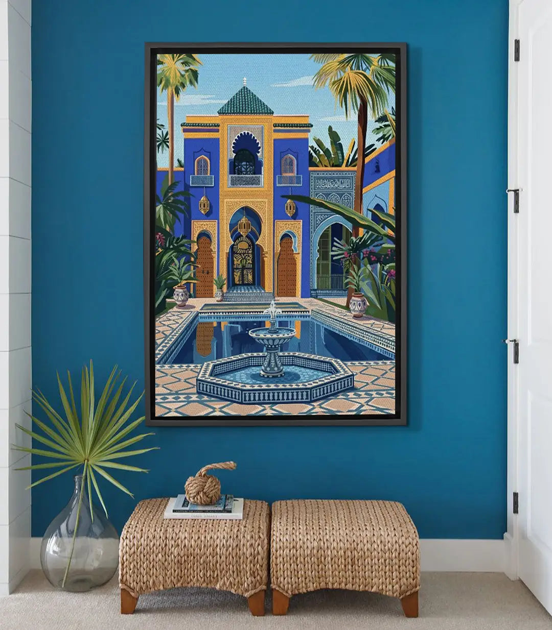 Cuadro Blue Riyadh de Massinart — riad marroquí en azul y dorado con fuente de zellige