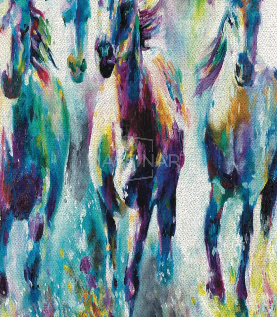 Cuadro Wild Horses en salón moderno sobre sofá azul decoración pared Massinart