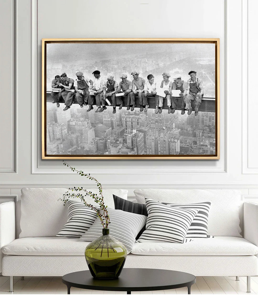 Decoración oficina — Fotografía histórica obreros almorzando sobre rascacielos Massinart