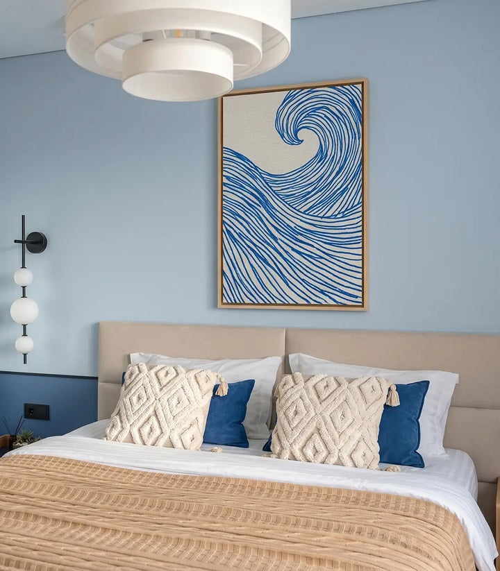Detalle del lienzo canvas Rising Wave con líneas azules dinámicas sobre fondo beige