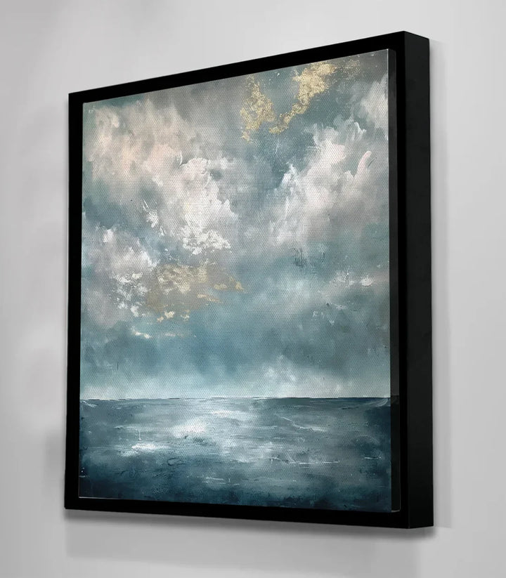 Detalle cuadro cielo nublado, tonos azul gris y dorado Massinart