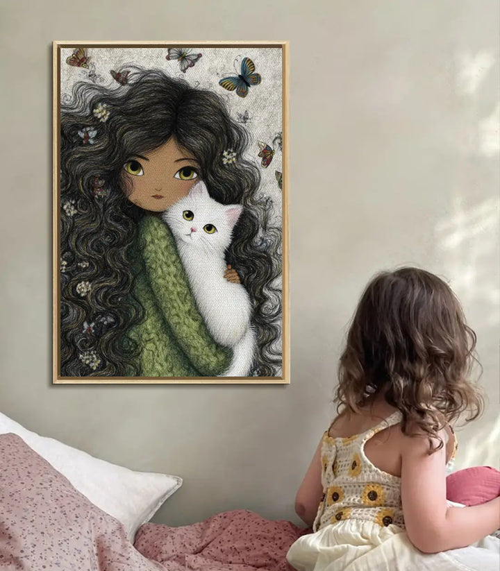 Detalle decorativo cuadro Soft Cuddle — niña y gato en habitación moderna