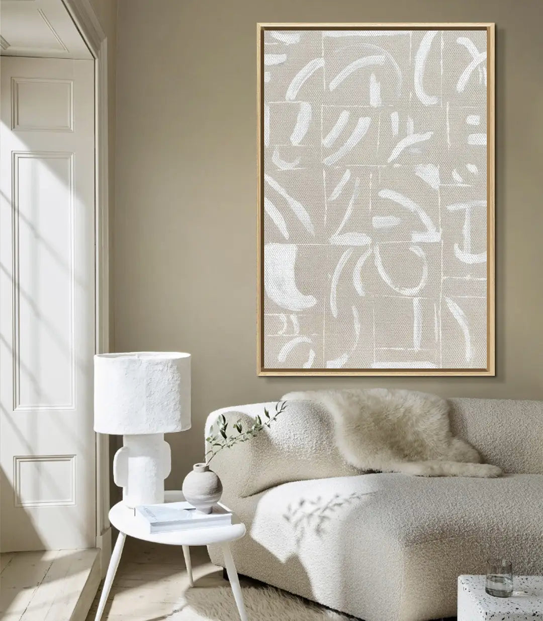 Cuadro Quiet Motion en interior contemporáneo, armonía de tonos beige crema — Massinart